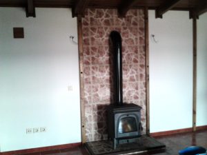 chimenea en casa de madera