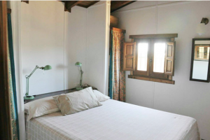 Dormitorio en casa de madera